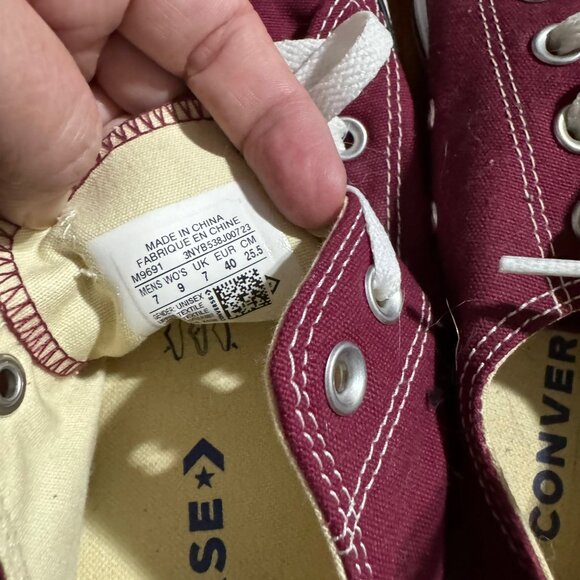 Converse Chucks, Low Top, Burgandy, Size 9W - Picture 3 of 3